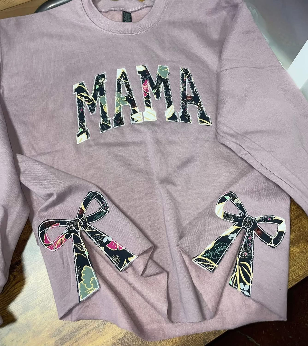 Mama with side bows embroidered crewneck