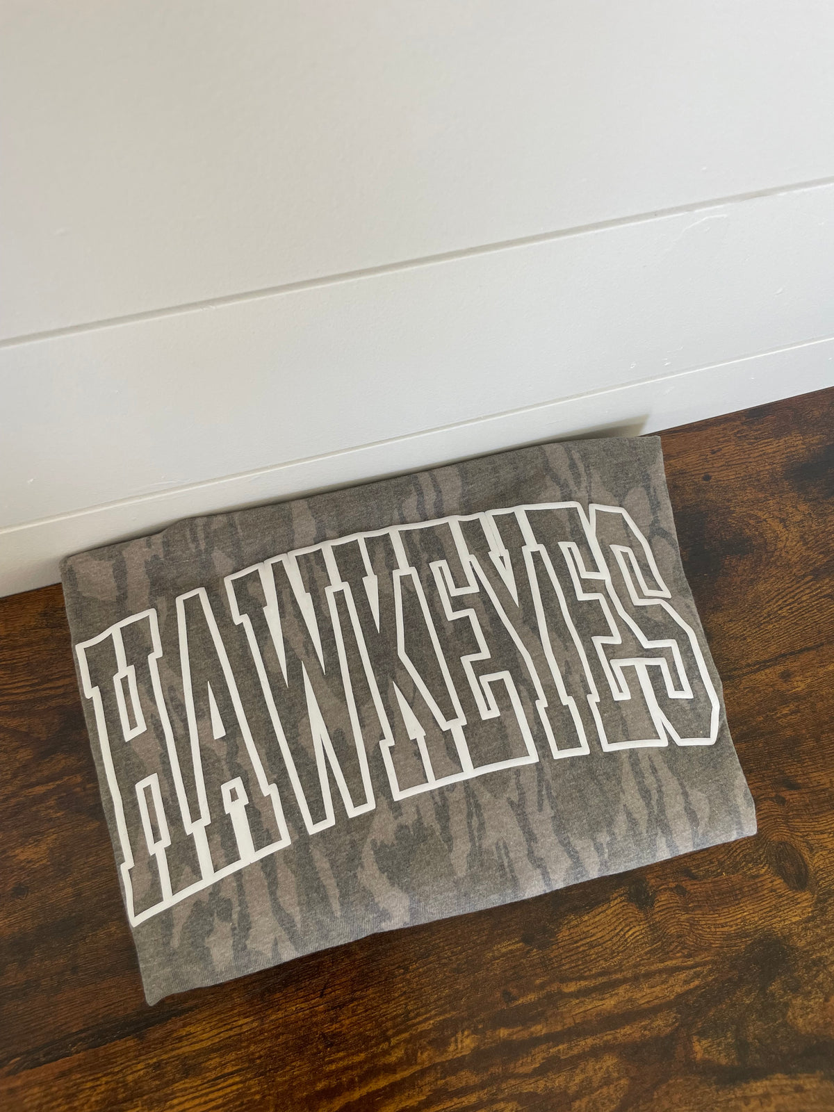 Hawkeyes Mossy Oak White Puff Print Shirt